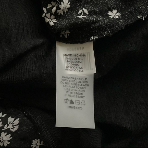 👍 2/$15 Vince Camuto Mixed Media Floral Tee - Picture 7 of 7